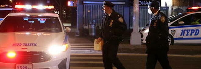 Violenza nella notte a New York dove un poliziotto di 22 anni è stato ucciso mentre un altro ferito