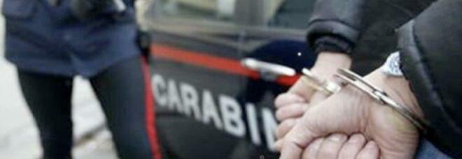Napoli, coltello alla gola del padre 80enne per avere 20 euro per le sigarette