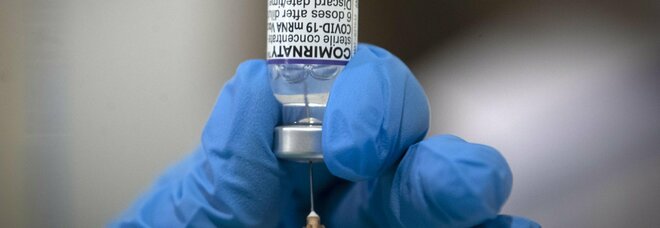 Vaccino Omicron, dalla quarta dose al booster annuale in autunno: tutte le ipotesi per il futuro