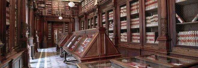 Biblioteca nazionale di Napoli, orari prolungati: si parla di libri