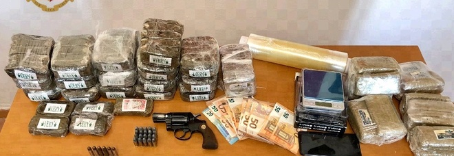 Napoli, trovato in casa con armi e 12 Kg di droga: arrestato 76enne di San Giovanni