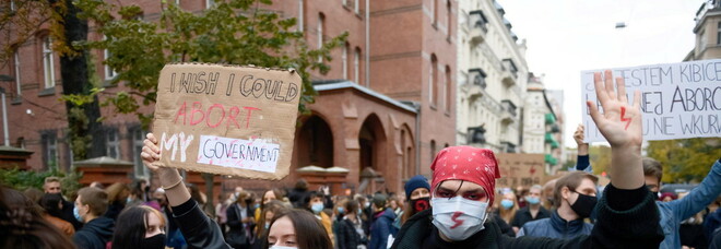 Eurodeputati, divieto aborto in Polonia è una minaccia alla vita delle donne