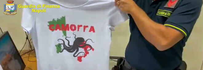 Magliette con il logo 'camorra' sequestrate a Napoli: ambulante fugge alla vista dei finanzieri