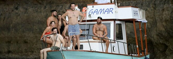 Matteo Salvini, ecco la visita a Lampedusa: la notte nella villa di Berlusconi, il tuffo a Cala Francese e la gita in barca