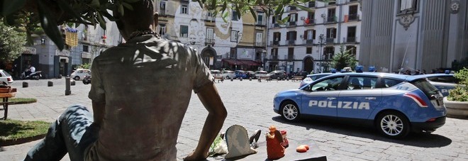 Napoli, offensiva anticrimine, circondato un palazzo: raffica di perquisizioni