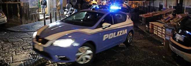 Napoli, tentano di rubare uno scooter ma vengono scoperti: due arresti