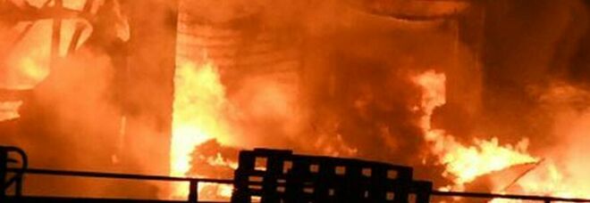 Incendio spaventoso nel Vesuviano: distrutti capannone e un'auto, s'indaga