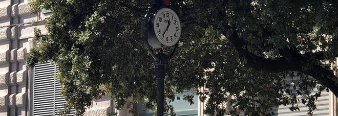 Napoli - Mancava da anni. Ritorna in città l'undicesimo storico orologio della città di Napoli, splendido esempio di arredo urbano di inizio 900