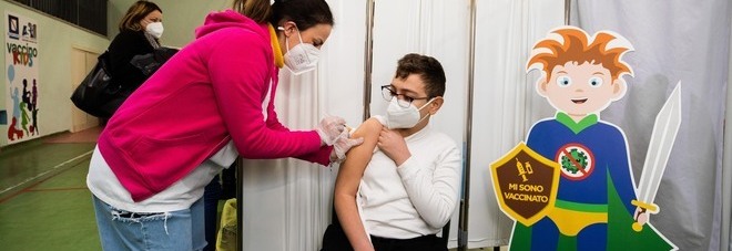 Vaccini ai bambini a Napoli, piace l'hub in classe: «Un esempio per tutti»