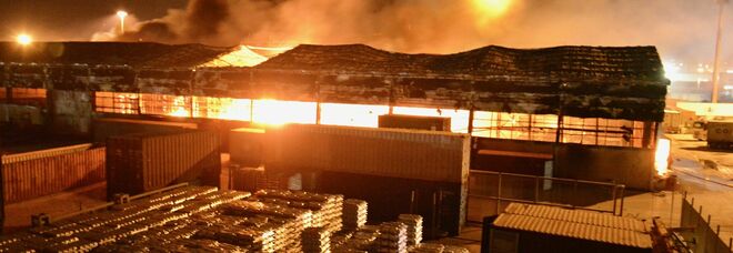 Ancona, maxi-incendio al porto. «Sentite tre esplosioni, sembrava Beirut»
