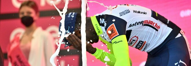 Giro d'Italia, Girmay festeggia ma il tappo dello spumante lo colpisce in un occhio