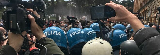 Roma, tensione al sit-in dei commercianti al Circo Massimo