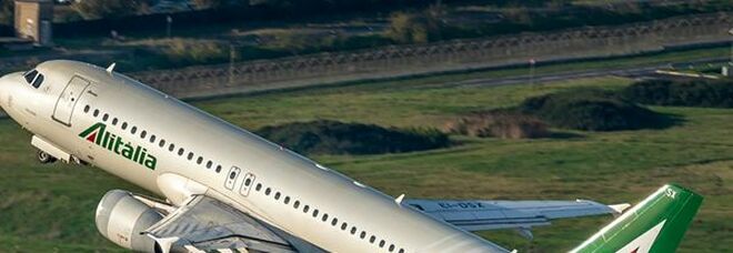 Alitalia, Commissari a Governo: "Rischio blocco voli, prolungare Cigs per oltre un anno"