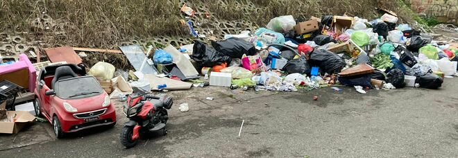 Napoli Est, emergenza quarantena: montagne di rifiuti in strada
