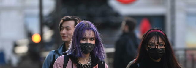 Omicron, da oggi il Regno Unito abolisce green pass e mascherine, presto così anche in Europa
