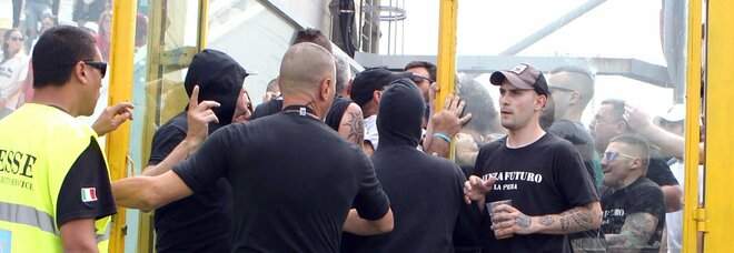 Spezia-Napoli, incidenti tra i tifosi: lancio di fumogeni e partita sospesa