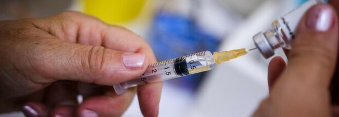 Vaccino, donna muore dopo la seconda dose: si attendono i risultati delle indagini