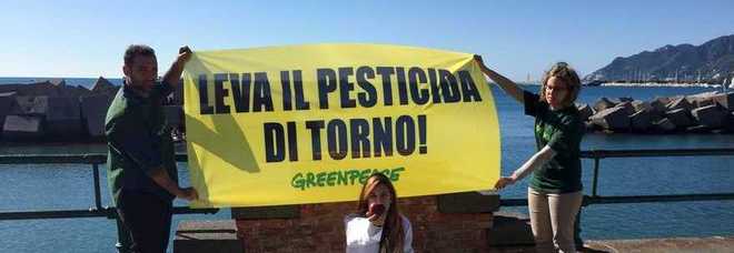 In piazza contro i pesticidi, volontari Greenpeace a Salerno travestiti da dottori
