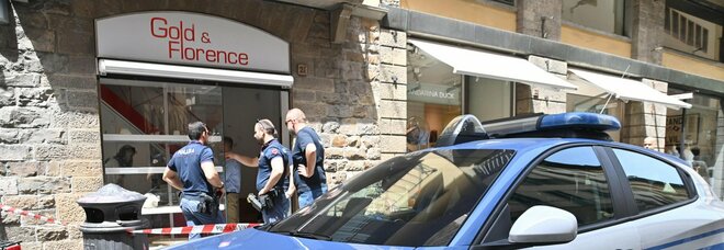 Firenze, ladri passano dalle fogne: rapina da mezzo milione alla gioielleria