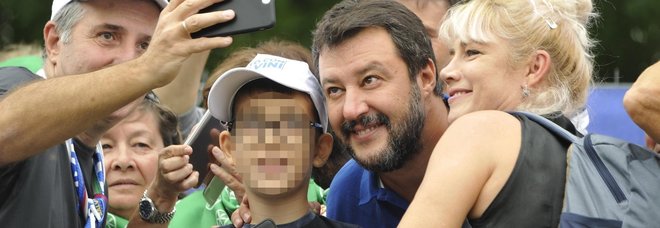 Pontida, diretta. Salvini: «Questa Italia vincerà. Mai con la sinistra, mai con il Pd ». Aggredito videomaker