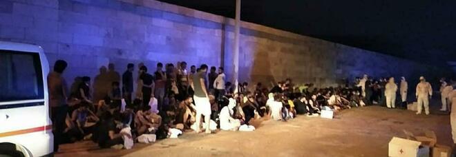 Migranti, 84 sbarcano in Salento con minori e donna incinta. Nave quarantena a Lampedusa