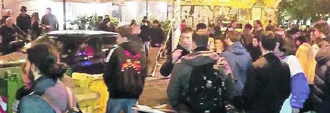Coronavirus a Napoli, la chiusura delle discoteche non ferma la movida: folla ai baretti