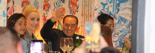 Berlusconi, bagno di folla prima di andare via: «Arrivederci Napoli»