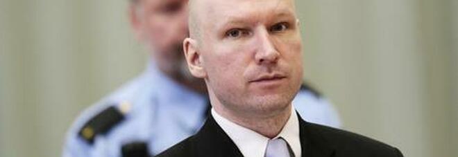 Breivik e le folli lettere dal carcere: così perseguita i superstiti della strage