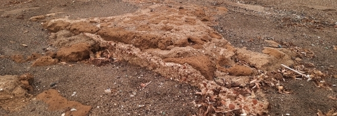 Campi Flegrei, dopo le mareggiate, spuntano i resti dell'antica Misenum sulla spiaggia