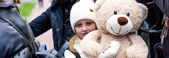 Napoli abbraccia i bambini di Kiev: già disponibili 400 posti letto, aperto uno sportello assistenza. Come aderire alla campagna aiuti