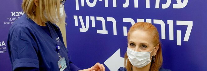 Quarta dose al via in Israele, a una infermiera il secondo booster: «Per me un grande onore»