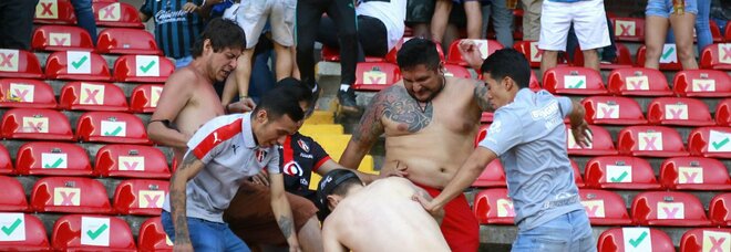 Messico, follia alla partita di calcio: maxi-rissa tra tifosi sugli spalti, almeno 22 feriti gravi