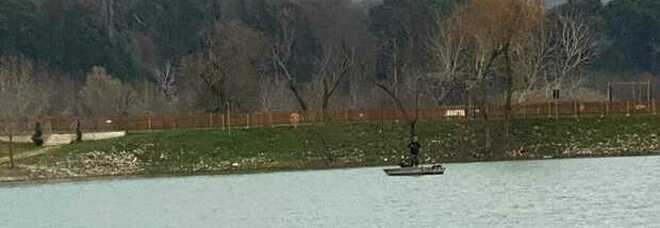 Trovato il corpo del pescatore scomparso nel lago dei Cigni tre giorni fa: aveva 38 anni