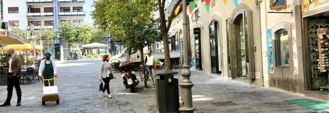 Salerno, i negozianti di Portanova: «Ronde in monopattino contro i ladri»