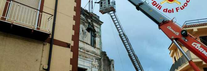 Il vento fa volare la copertura della chiesa: a rischio due campane