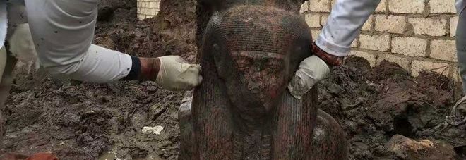 Egitto, riaffiora rara statua di Ramses II in granito rosa: era nel terreno di una casa