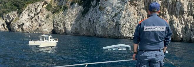 Capri, gommone contro gli scogli a Capo Tiberio: 4 stranieri in mare