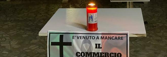 Lumini e manifesti a lutto: la protesta di un pasticciere vesuviano