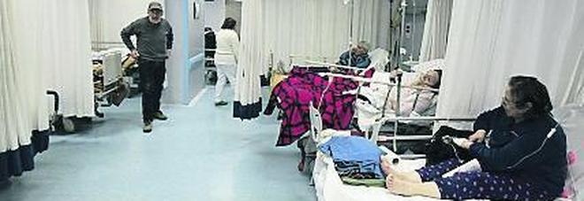 Napoli, la vergogna infinita dei malati curati in barella: ospedali al collasso