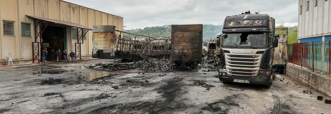 Arcella, il giallo dei tir incendiati: non c'è disastro ambientale