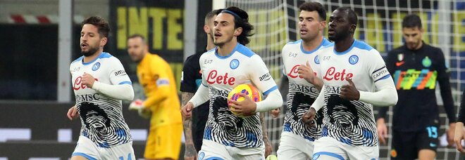 Inter-Napoli 3-2, è la prima sconfitta: Mertens la riapre ma poi spreca