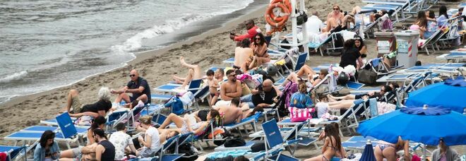 Spiagge a Napoli, estate di rincari: batosta su lettini e servizi
