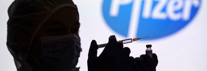 Vaccino Pfizer in ritardo: tagli alle Regioni per altre tre settimane. Zaia: lo produciamo noi
