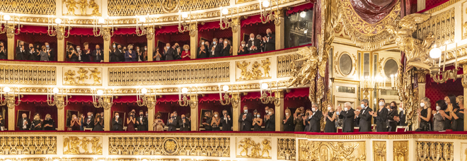 Otello, la prima al teatro San Carlo: cinque minuti di applausi per Mattarella