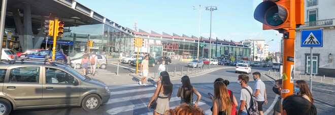Napoli, la città dei semafori in tilt: attraversare è un incubo