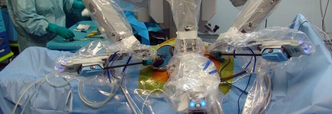 Un robot ha effettuato per la prima volta un'operazione intestinale senza l'aiuto dell'uomo. Gli autori dello studio: «Meglio degli umani»