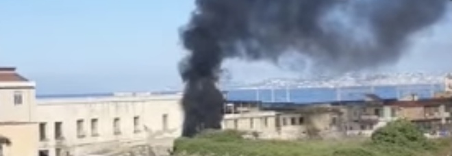 Incendio a Ercolano, nube di fumo nero e una denuncia: «È amianto sversato e mai rimosso»