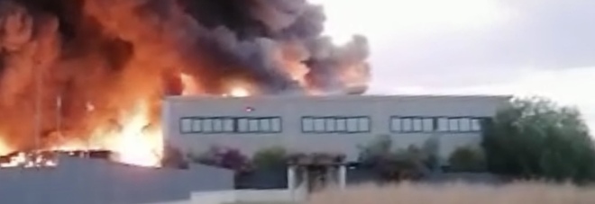 Maxi incendio alla Loas di Aprilia, il sindaco: "I residenti chiudano subito le finestre"