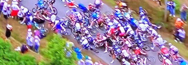 Tour de France, maxi caduta nel gruppo: coinvolti 60 corridori