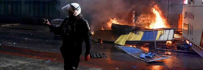 No green pass, scontri in Belgio. Assalto alle auto e incendi, la polizia risponde con lacrimogeni e cannoni ad acqua